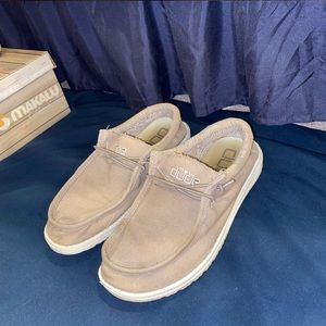 Hey Dude youth size 5 (can fit women’s size 7)